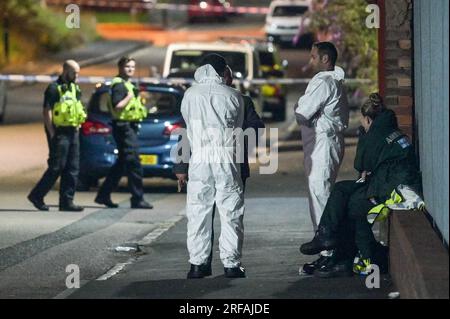 Freeth Street, Birmingham, 2 agosto 2023: La polizia di West Midlands ha avviato un'indagine per omicidio dopo che una donna è stata trovata morta in Freeth Street nella zona di Ladywood nel centro di Birmingham, martedì sera tardi. Due ambulanze, un ufficiale paramedico e la squadra di terapia intensiva che trasportava i medici dell'ambulanza aerea hanno partecipato all'incidente. Gli equipaggi medici hanno cercato invano di salvare la vittima, ma sfortunatamente e' stata dichiarata morta sulla scena del crimine. Squadre di ricerca specialistiche, tra cui un cane da sniffer, cercarono nell'area indizi sulla morte dei donne. Gli agenti forensi in abiti bianchi hanno poi fotografato il crimine sc Foto Stock