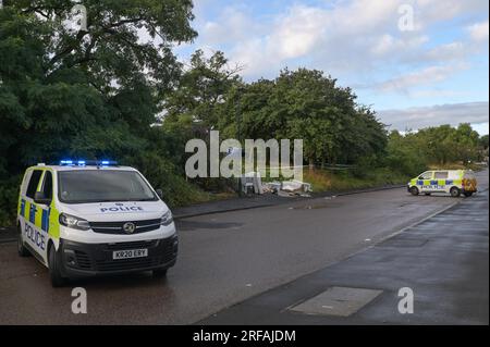 Freeth Street, Birmingham, 2 agosto 2023: La polizia di West Midlands ha avviato un'indagine per omicidio dopo che una donna è stata trovata morta in Freeth Street nella zona di Ladywood nel centro di Birmingham, martedì sera tardi. Due ambulanze, un ufficiale paramedico e la squadra di terapia intensiva che trasportava i medici dell'ambulanza aerea hanno partecipato all'incidente. Gli equipaggi medici hanno cercato invano di salvare la vittima, ma sfortunatamente e' stata dichiarata morta sulla scena del crimine. Squadre di ricerca specialistiche, tra cui un cane da sniffer, cercarono nell'area indizi sulla morte dei donne. Gli agenti forensi in abiti bianchi hanno poi fotografato il crimine sc Foto Stock