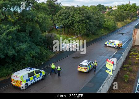 Freeth Street, Birmingham, 2 agosto 2023: La polizia di West Midlands ha avviato un'indagine per omicidio dopo che una donna è stata trovata morta in Freeth Street nella zona di Ladywood nel centro di Birmingham, martedì sera tardi. Due ambulanze, un ufficiale paramedico e la squadra di terapia intensiva che trasportava i medici dell'ambulanza aerea hanno partecipato all'incidente. Gli equipaggi medici hanno cercato invano di salvare la vittima, ma sfortunatamente e' stata dichiarata morta sulla scena del crimine. Squadre di ricerca specialistiche, tra cui un cane da sniffer, cercarono nell'area indizi sulla morte dei donne. Gli agenti forensi in abiti bianchi hanno poi fotografato il crimine sc Foto Stock