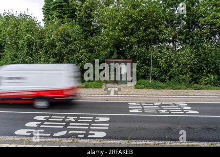 Riparo autobus, fermata Schalloh, in campagna, Sauerland, vicino a Soest-Bergede, Strada di campagna L856, linea di autobus 552, con 2 fermate al giorno, da lunedì a venerdì Foto Stock