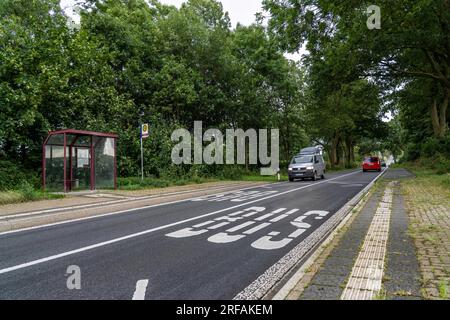 Riparo autobus, fermata Schalloh, in campagna, Sauerland, vicino a Soest-Bergede, Strada di campagna L856, linea di autobus 552, con 2 fermate al giorno, da lunedì a venerdì Foto Stock