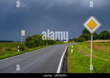 Fermata dell'autobus Abzweig Eschenpötel, in campagna, Sauerland, vicino a Warstein-Allagen, strada di campagna K28, La linea 552 dell'autobus, tra Soest e Warstein, ne ha 1 Foto Stock