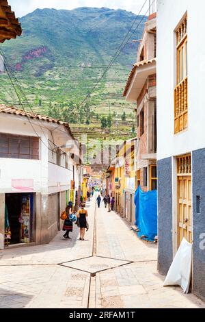 Strada e case a Pisac, Valle Sacra, Perù Foto Stock