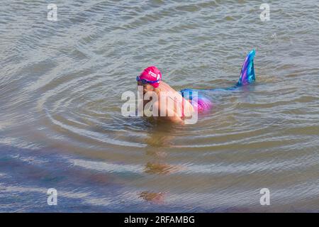 Sirenetta in mare a Swanage, Dorset, Regno Unito, a luglio Foto Stock