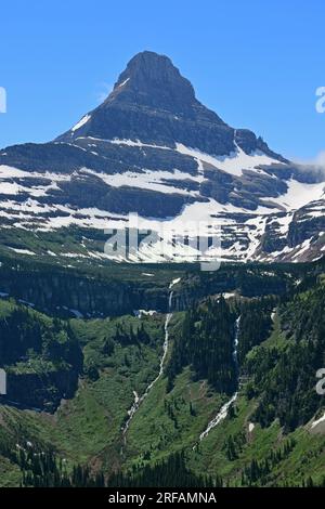 spettacolare montagna reynolds, cascate e valle glaciale all'inizio dell'estate lungo la strada del sole nel parco nazionale del ghiacciaio, montana Foto Stock