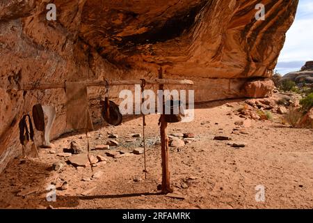 vecchio campo di cowboy e manufatti lungo il sentiero primaverile collins nella grande area di gulch di cedar mesa, vicino a blanding, utah Foto Stock