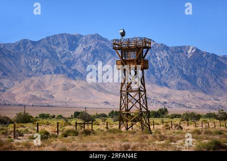 sentry tower sul perimetro del campo di prigionia di manzanar, vicino al pino solitario, in california Foto Stock