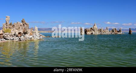 le imponenti torri di tufo calcareo in una soleggiata giornata autunnale lungo la costa meridionale del lago mono di soda alcalina, vicino a lee vining, california Foto Stock