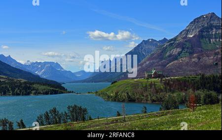 ammira i laghi di waterton color turchese dall'hotel prince of wales di waterton, alberta, canada, alle cime del parco nazionale dei ghiacciai, montana Foto Stock