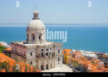 Vista del quartiere Alfama di Lisbona, capitale del Portogallo. Il Pantheon Nazionale di fronte al fiume Tago. Copia spazio. Foto Stock