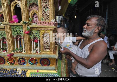 Ashura cade il decimo giorno del mese islamico di Muharram ed è tra le festività più ampiamente e intensamente celebrate nelle terre musulmane. La sua data varierà, e generalmente si sposterà 11 giorni prima ogni anno, sul calendario gregoriano. I musulmani sciiti in particolare osservano Ashura in Bangladesh. Dhaka, Bangladesh. Foto Stock