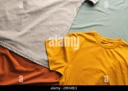 Primo piano di una stecca piatta di t-shirt multicolore e sfondo dello spazio di copia Foto Stock
