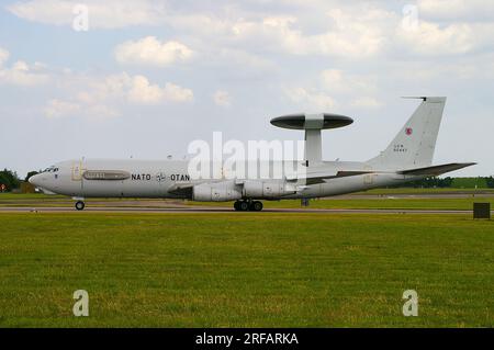 Aereo NATO Boeing e-3 Sentry AWACS presso RAF Waddington, Regno Unito. Aerei a reazione AEW&C (Airborne Early Warning and Control) basati su aerei di linea 707 Foto Stock