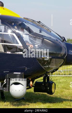 Elicottero della polizia metropolitana G-MPSA. Atterraggio in elicottero Eurocopter EC145 a Biggin Hill, Kent, Regno Unito. A terra, mostrando attrezzature di sorveglianza Foto Stock