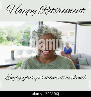 Composizione del testo di pensionamento felice su donna birazziale anziana sorridente Foto Stock