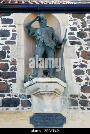 Statua del personaggio immaginario di Robinson Crusoe nel luogo di nascita di Alexander Selkirk che ha fornito ispirazione per il personaggio di Daniel Defoe. Foto Stock