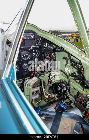 Cabina di pilotaggio della Royal Air Force Battle of Britain Memorial Flight Supermarine 389 Spitfire PR19 PS915. Cabina di pilotaggio della RAF Spitfire Foto Stock