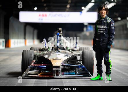 Foto del fascicolo datata 27/07/23 di Aidan Gallagher in occasione della presentazione di un'auto Envision Racing di Formula e, costruita interamente con prodotti elettronici donati. L'attore statunitense ha descritto la nuova auto da corsa di Formula e fatta di rifiuti elettronici come un "bel pezzo di simbolismo". Data di emissione: Mercoledì 2 agosto 2023. Foto Stock