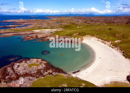 Vista con droni delle splendide spiagge sabbiose e della costa rocciosa della costa nord-occidentale dell'isola di Coll Foto Stock