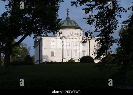 Palazzo neoclassico di Stanislaw Zawadzki ispirato a Villa Capra la rotonda a Vicenza, Italia, in parco paesaggistico inglese palazzo a Lubostron, Polonia Foto Stock