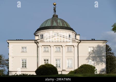 Palazzo neoclassico di Stanislaw Zawadzki ispirato a Villa Capra la rotonda a Vicenza, Italia, in parco paesaggistico inglese palazzo a Lubostron, Polonia Foto Stock