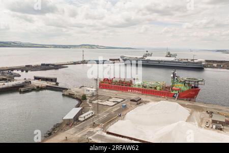 FPSO BW Athena, nave offshore, portaerei della Royal Navy HMS Prince of Wales (R09) e sottomarini nucleari dismessi a Rosyth, Scozia, Regno Unito Foto Stock