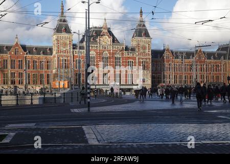 La stazione centrale di Amsterdam è il principale nodo di trasporto della città di Amsterdam Foto Stock