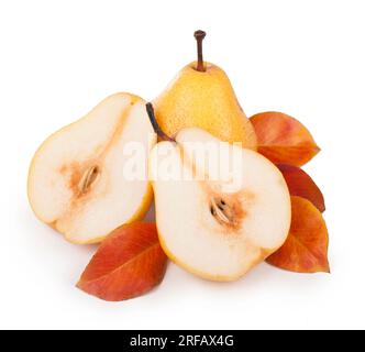 Frutta fresca matura e fette di pere con foglie isolate su fondo bianco Foto Stock