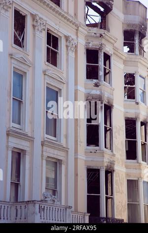 Inghilterra, East Sussex, Brighton, Royal Albion hotel sul lungomare sbucciato dal fuoco in attesa di demolizione. Foto Stock