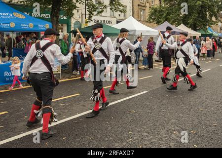 "Great Yorkshire Morris", un lato dello Yorkshire morris, si è esibito durante le celebrazioni dello Yorkshire Day tenutesi a Skipton High St il 1 agosto 2023. Foto Stock