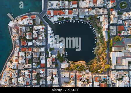 Grecia, Creta, Lasithi, Agios Nikolaos - vista panoramica del Lago Voulismeni e bella città greca estiva Foto Stock