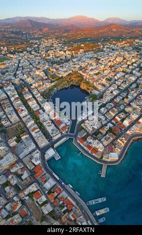 Grecia, Creta, Lasithi, Agios Nikolaos - vista panoramica del Lago Voulismeni e bella città greca estiva Foto Stock