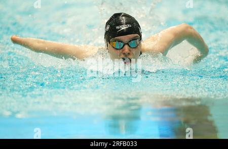 La Gran Bretagna Toni Shaw in azione durante la seconda manche della S9 Butterfly femminile, 100m, il terzo giorno dei Campionati mondiali di nuoto Para 2023 al Manchester Aquatics Centre di Manchester. Data foto: Mercoledì 2 agosto 2023. Foto Stock