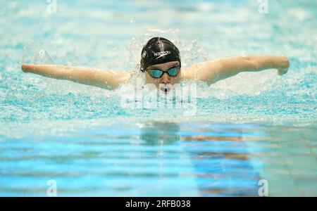 La Gran Bretagna Toni Shaw in azione durante la seconda manche della S9 Butterfly femminile, 100m, il terzo giorno dei Campionati mondiali di nuoto Para 2023 al Manchester Aquatics Centre di Manchester. Data foto: Mercoledì 2 agosto 2023. Foto Stock