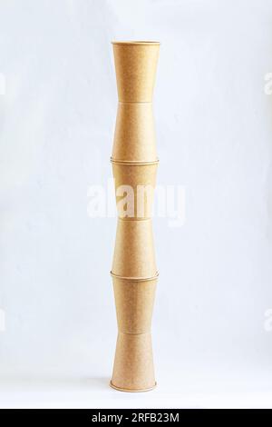 Torre di tazze di caffè in carta kraft marrone. Sei bicchieri di carta monouso in cartone kraft Foto Stock