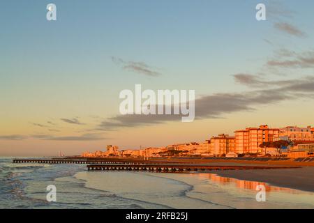 Lido di Jesolo, Veneto, Italia - 9 febbraio 2015: Spiaggia e hotel di Lido di Jesolo illuminati dai primi raggi del sole - popolare località balneare sul Mare Adriatico vicino a Venezia Foto Stock