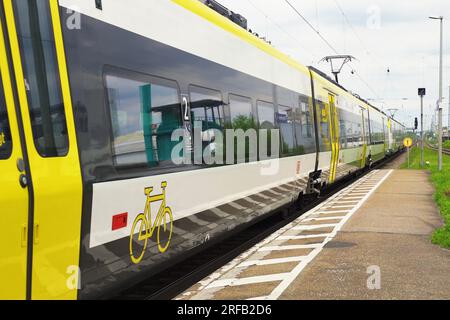 Schuttern, Germania, 29 aprile 2023: Un treno elettrico lascia la stazione dopo che i passeggeri sono saliti a bordo. Foto Stock