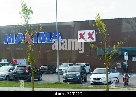 Vilnus, Lituania - 4 maggio 2023: Edificio del centro commerciale Maxima Hypermarket a Trakai. Foto Stock