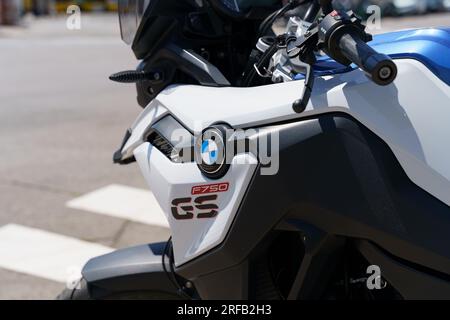 Barcellona, Spagna, 8 maggio 2023: Primo piano di una moto sportiva BMW F750 GS in strada. Foto Stock