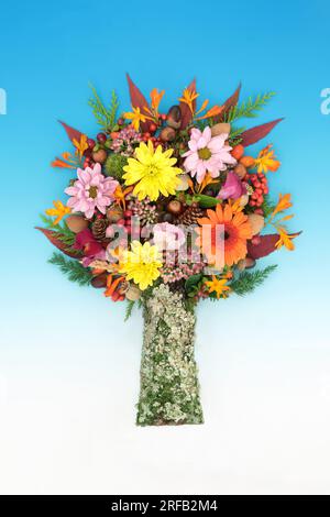 Natura surreale Ringraziamento Autunno forma albero con foglie, fiori, frutti di bosco, noci su sfondo blu sfumato. Foto Stock