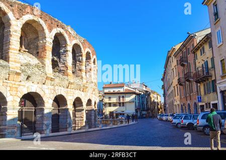 Verona, Veneto, Italia - 9 febbraio 2015: Famosa Arena di Verona e Piazza Bra in una bella giornata invernale Foto Stock