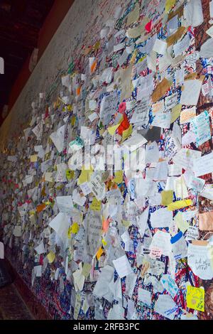 Verona, Veneto, Italia-9 febbraio 2015: Vicolo scuro con messaggi d'amore sulle pareti del passaggio alla casa di Giulietta Foto Stock