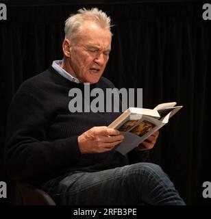 Larry Lamb parla del suo libro al Wantage Literary Festival Foto Stock