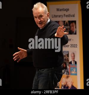 Larry Lamb parla del suo libro al Wantage Literary Festival Foto Stock