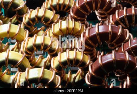 Uno schema di induttori toroidali su una scheda a circuiti stampati elettronica Foto Stock