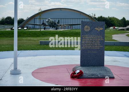 Memoriale al 9th Battalion Parachute Regiment alla Merville Gun Battery con Douglas C47 Dakota alle spalle. Foto Stock