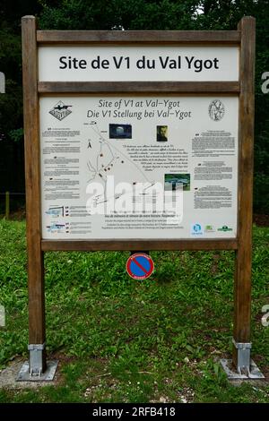 Cartello informativo presso il sito di lancio V1 Val Ygot d'Ardouval. Foto Stock
