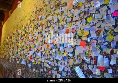 Verona, Veneto, Italia-9 febbraio 2015: Vicolo scuro con messaggi d'amore sulle pareti del passaggio alla casa di Giulietta Foto Stock