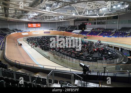 Una visione generale della pista al Sir Chris Hoy Velodrome in vista dei Campionati del mondo di ciclismo UCI 2023 a Glasgow. Data foto: Mercoledì 2 agosto 2023. Foto Stock