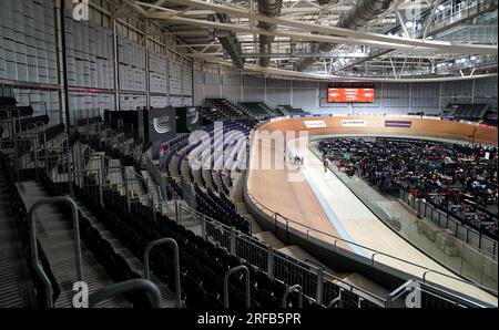 Una visione generale della pista al Sir Chris Hoy Velodrome in vista dei Campionati del mondo di ciclismo UCI 2023 a Glasgow. Data foto: Mercoledì 2 agosto 2023. Foto Stock